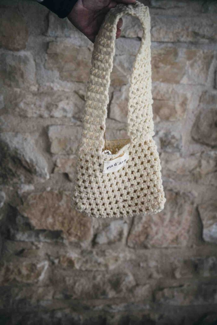 Bolso de ganxet amb nansa de llana