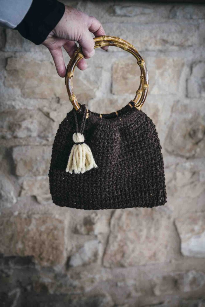 Bolso de mà de ganxet amb nansa de fusta